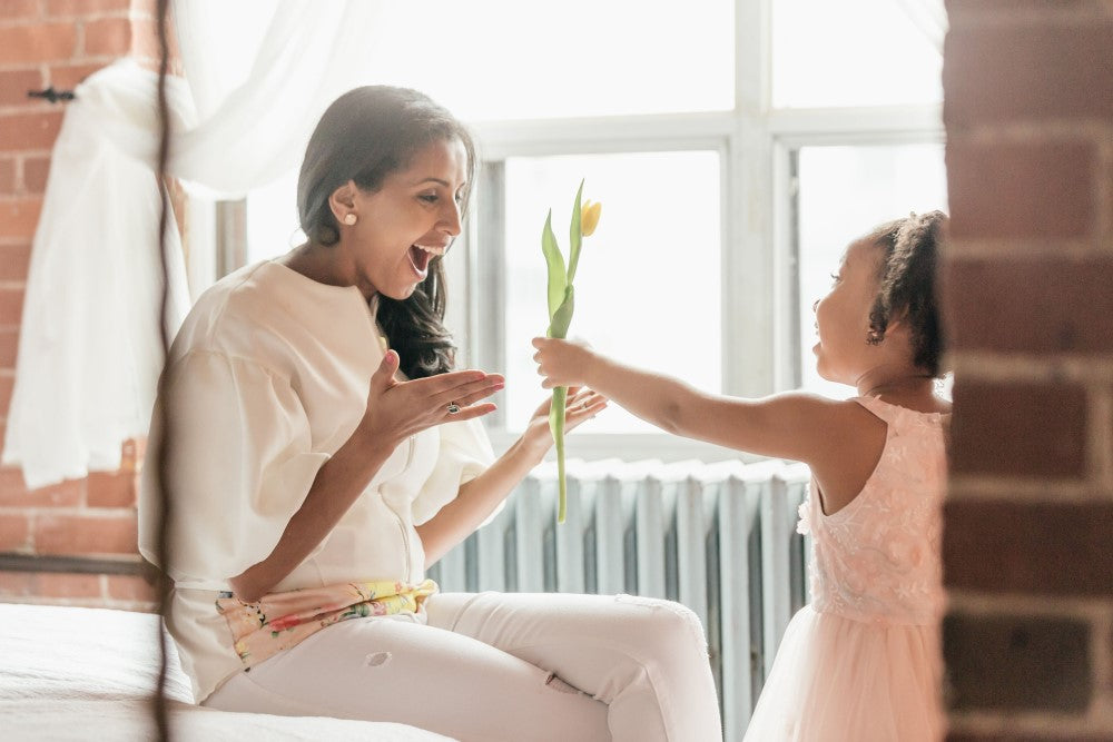 Petit 11 Mug personnalisé Fille surprend sa maman avec une fleur de tulip jaune