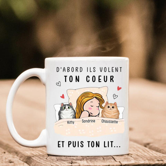Petit 11 · Mug personnalisé 1 2 3 chats D'abord ils volent ton coeur et puis ton lit dessin Chats et maitresse dans un lit