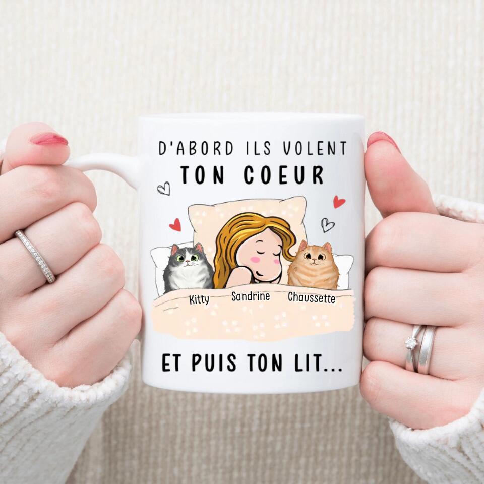 Petit 11 · Mug personnalisé 1 2 3 chats D'abord ils volent ton coeur et puis ton lit dessin Chats et maitresse dans un lit