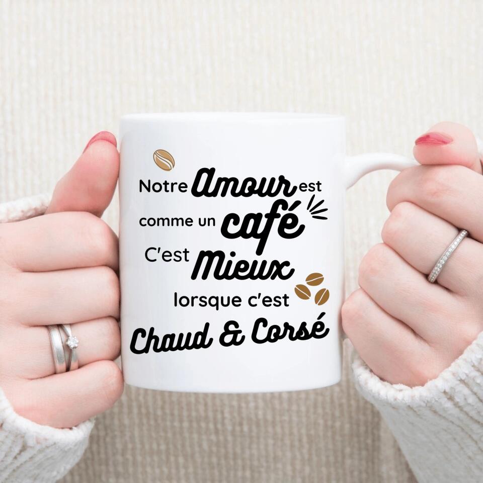 Petit 11 - Mug personnalisé - portrait un couple en dessin avec un ballon et texte Notre amour est comme un café c'est mieux lorsque c'est chaud & corsé mug couple amoureux mug saint valentin