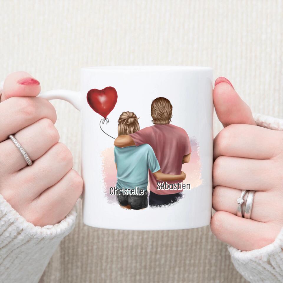 Petit 11 - Mug personnalisé - portrait un couple en dessin avec un ballon et texte Notre amour est comme un café c'est mieux lorsque c'est chaud & corsé mug couple amoureux mug saint valentin