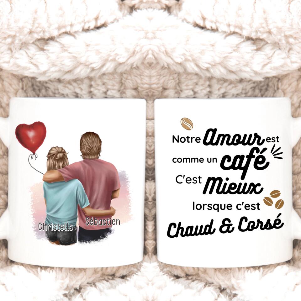 Petit 11 - Mug personnalisé - portrait un couple en dessin avec un ballon et texte Notre amour est comme un café c'est mieux lorsque c'est chaud & corsé mug couple amoureux mug saint valentin