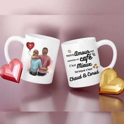 Petit 11 - Mug personnalisé - portrait un couple en dessin avec un ballon et texte Notre amour est comme un café c'est mieux lorsque c'est chaud & corsé mug couple amoureux mug saint valentin